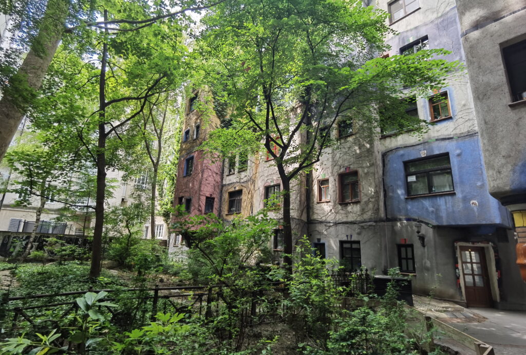 Im Hundertwasser Haus Innenhof ist ein richtiger Park mit viel Grün