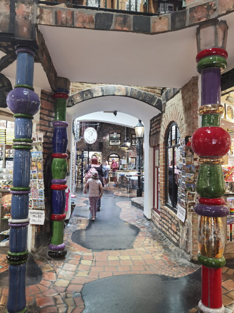 Der Eingang ins Hundertwasser Village zu den Souvenierläden