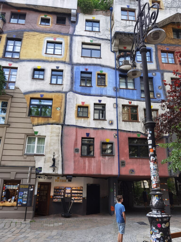 Hundertwasser Wien Kunstwerk: Die Hundertwasserhaus Fassade in der Kegelgasse