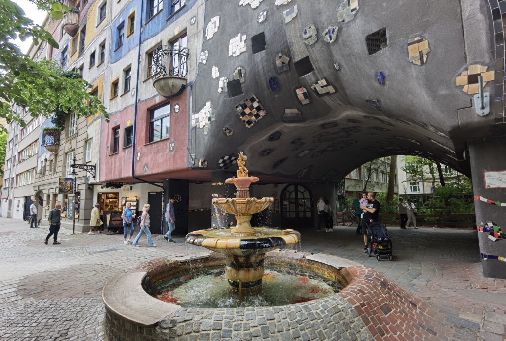 Der besondere Hundertwasserhaus Brunnen und der Durchang in den Innenhof