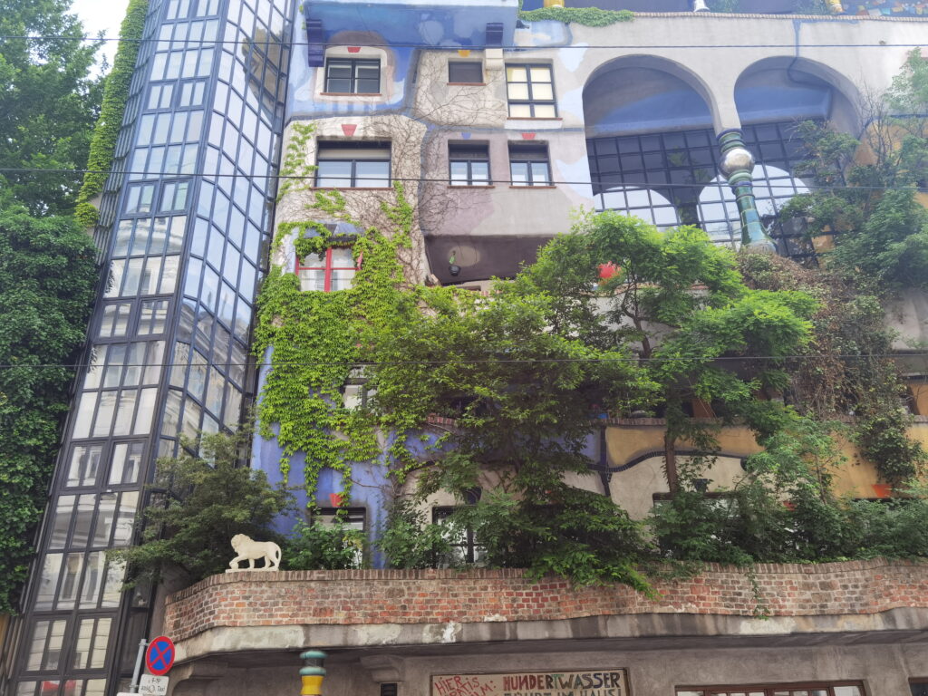 Die Hundertwasserhaus Fassade zur Löwengasse hin - auf der Terrasse spaziert ein Löwe